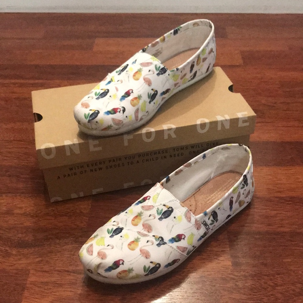 Toms classic white printed parrots women’s size 10